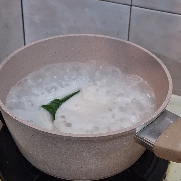 Campur santan cair, gula, garam, daun pandan, aduk dan panaskan hingga mendidih.