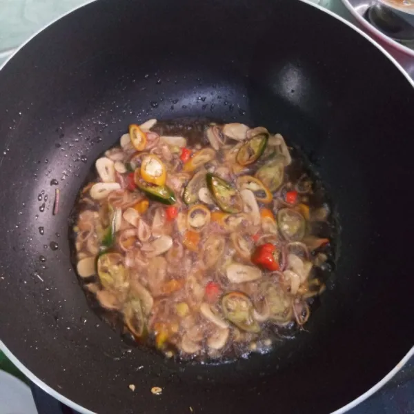 Masukkan cabe rawit dan cabe besar, tumis hingga harum.