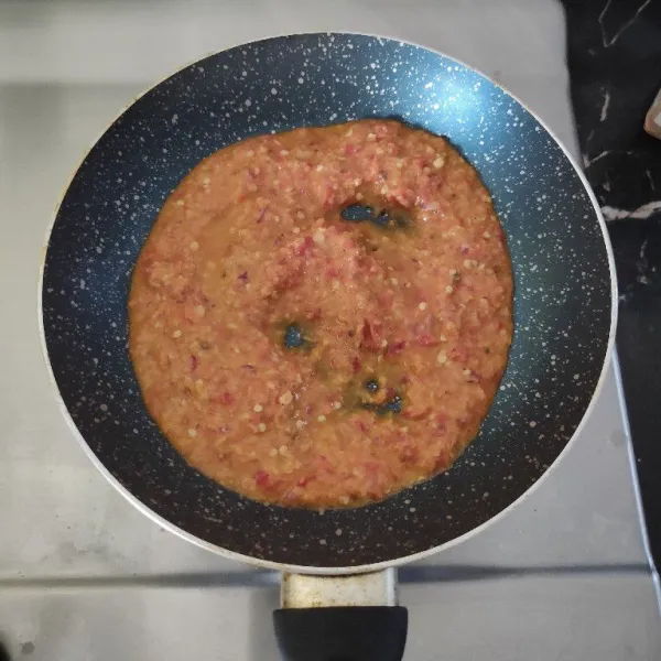 Siapkan bahan sambal, haluskan semua bahan lalu tumis, tambahkan gula dan garam masak sambal hingga matang lalu kita koreksi rasa.