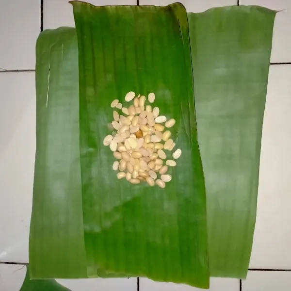 Masukkan tempe pada daun pisang. Lalu bungkus dan kunci dengan tusuk gigi. Diamkan selama 30-36 jam.