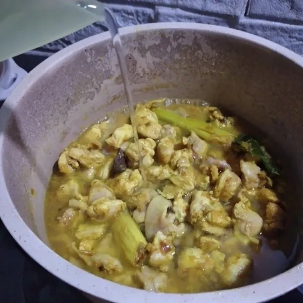 Tuang air, tambahkan kecap manis, garam, lada bubuk, dan kaldu bubuk, aduk hingga tercampur rata, masak hingga semua bahan matang, koreksi rasa, taburkan irisan daun bawang.