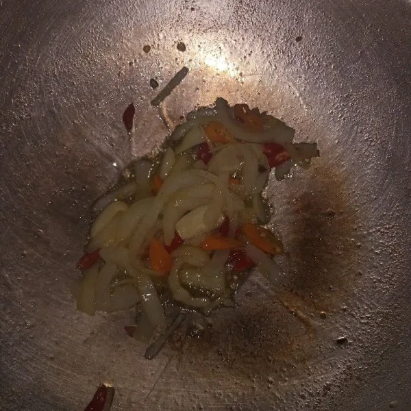 Tumis bawang bombay, bawang putih, dan cabe hingga harum.