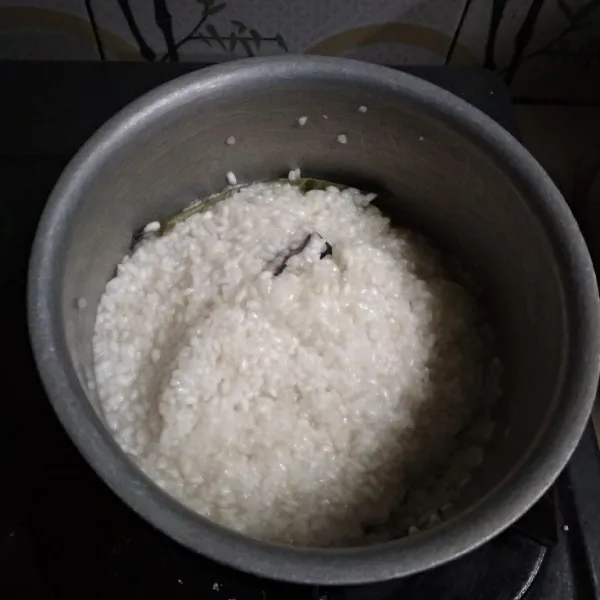 Masukkan beras ketan yang sudah dicuci bersih lalu aduk rata. Tutup dan diamkan beberapa menit sambil menunggu air dalam kukusan mendidih.