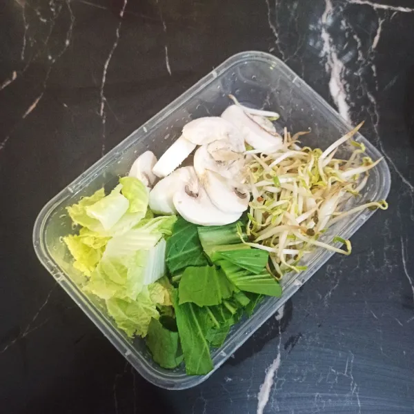 Potong dan cuci bersih sayur lalu tiriskan.