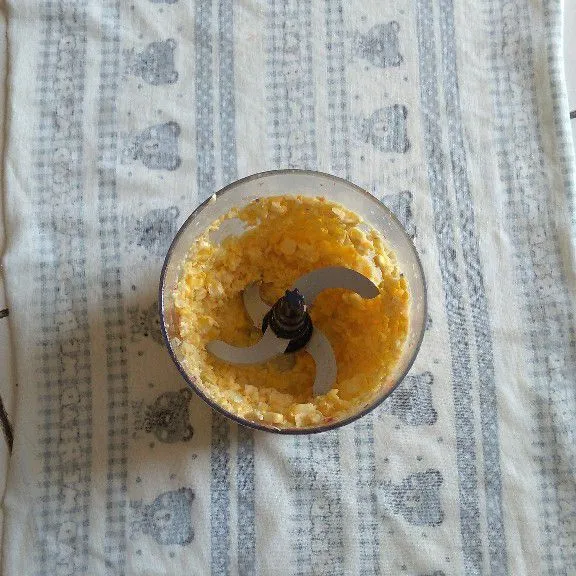Haluskan jagung, air dan cabe, bawang merah, bawang putih.