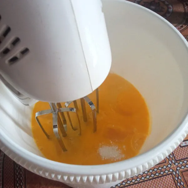 Mixer telur, gula, garam, sp, dan vanili, naikkan kecepatan secara perlahan, mixer hingga adonan menjadi putih kental berjejak.