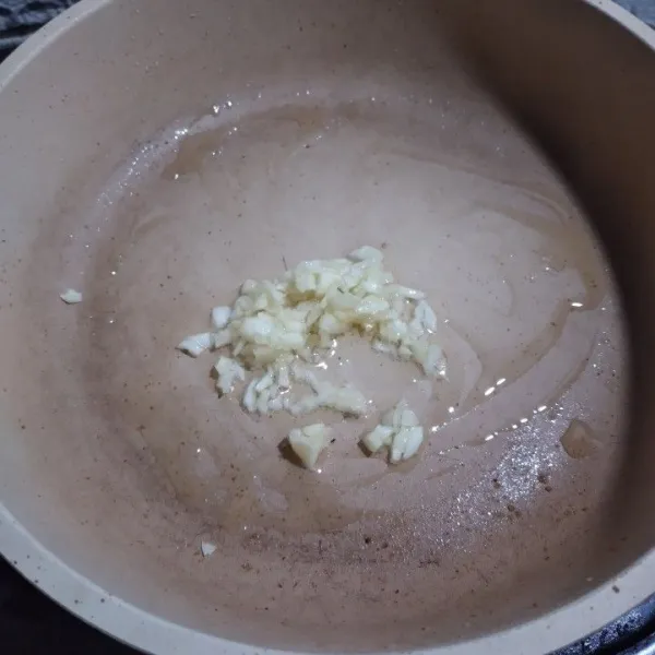 Geprek cincang bawang putih, panaskan minyak lalu tumis bawang putih hingga harum.