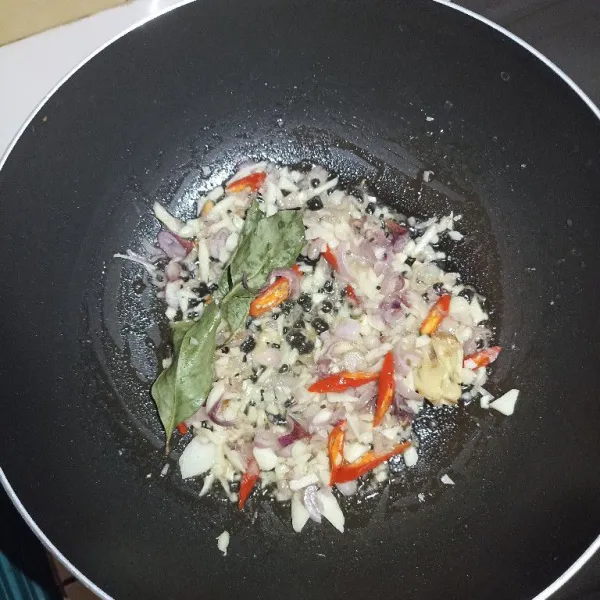Tumis dengan sedikit minyak, irisan bawang merah, bawang putih, cabe, jahe,p dan daun salam. Tumis sampai harum dan berubah warna.
