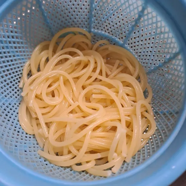 Rebus secukupnya air sampai mendidih. Masukkan spaghetti, beri garam. Masak sampai matang tapi jangan overcooked. Angkat dan tiriskan. Sisihkan.