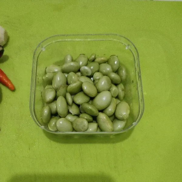 Siapkan biji edamame.