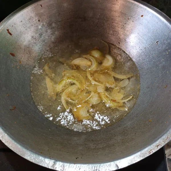 Tumis bawang putih dan bawang bombay sampai harum. Lalu tambahkan air, biarkan sampai mendidih.