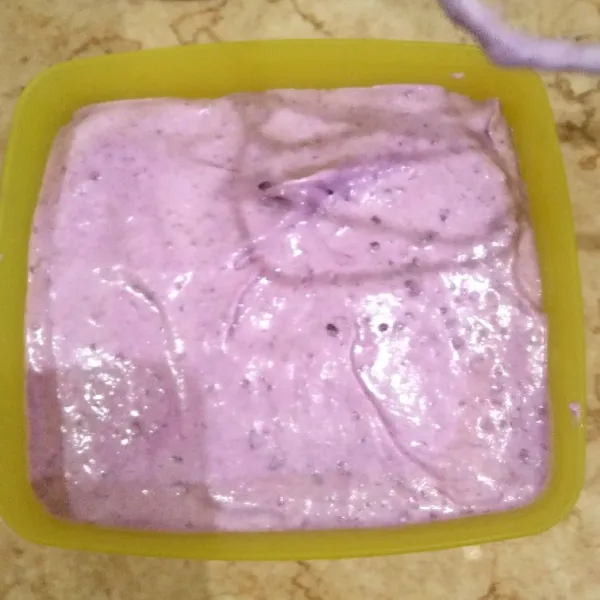 Tuang adonan es krim ke dalam wadah. Hentak-hentakan perlahan agar padat dan tidak ada gelembung udara yang terjebak di dalam adonan es krim.