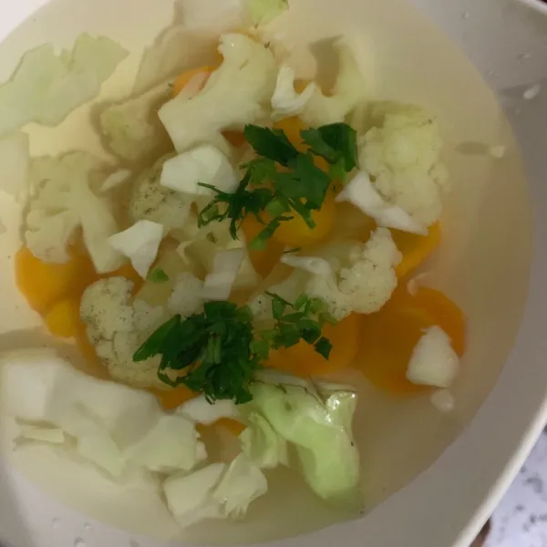Beri potongan seledri.