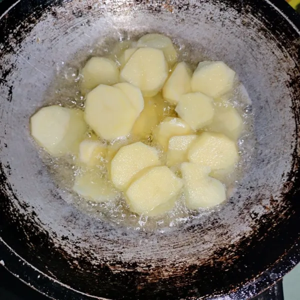 Langkah yang pertama cuci bersih kentang, lalu potong-potong dan goreng hingga matang dan sisihkan