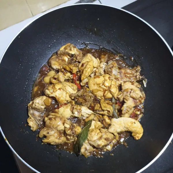 Tuang garam, gula, kaldu bubuk, lada bubuk, kecap ikan, dan kecap manis. Aduk merata.