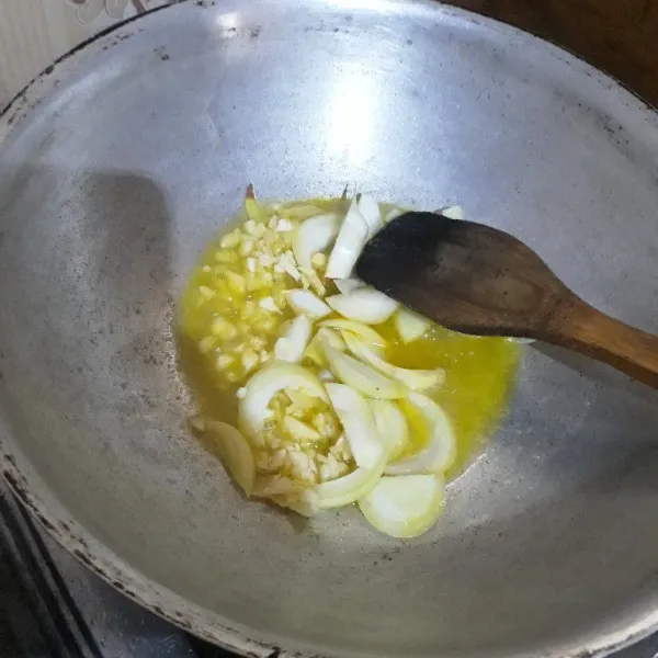 Lelehkan mentega, lalu tumis bawang putih dan bawang bombai hingga harum dan layu