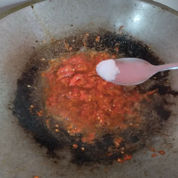 Tumis ulekan cabe dan tambahkan garam, gula secukupnya.