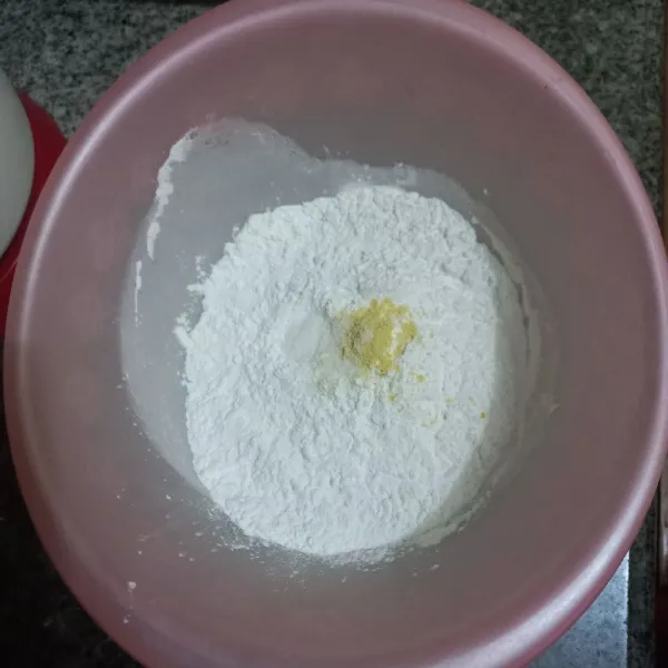 Dalam wadah campur tepung tapioka bersama garam dan kaldu jamur, aduk rata.
