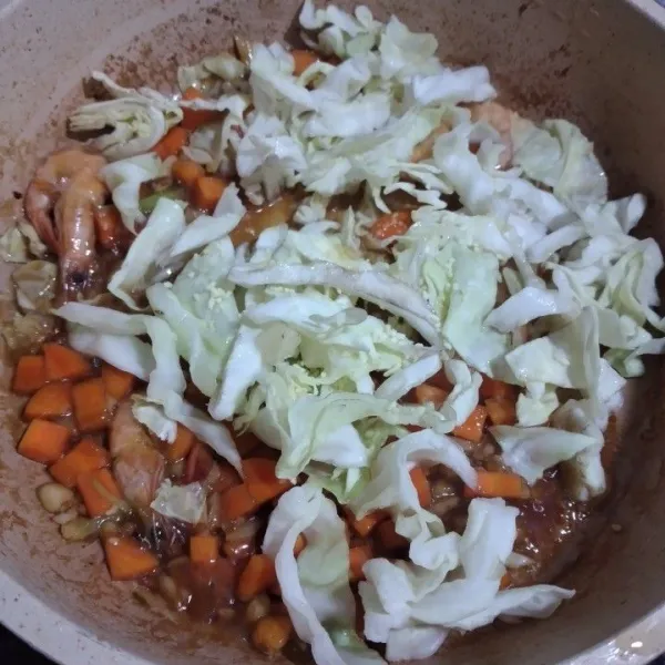 Masak hingga wortel mulai empuk, masukkan irisan kol, tambahkan kaldu bubuk, masak hingga air susut.