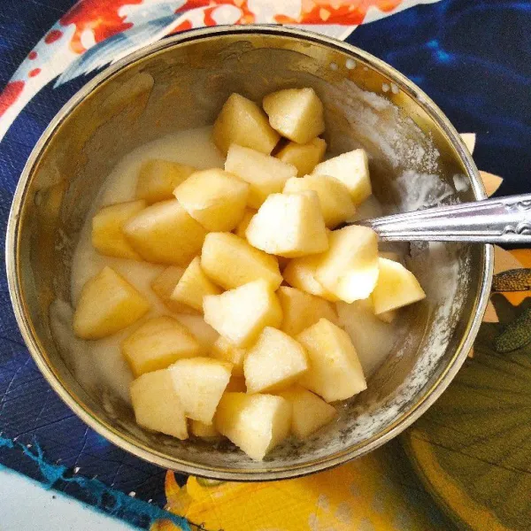 Masukkan potongan pear ke dalam mayonaise, aduk rata.