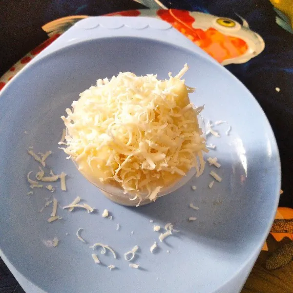 Masukkan ke dalam wadah lalu paruti keju dan beri chochochip. Sajikan.