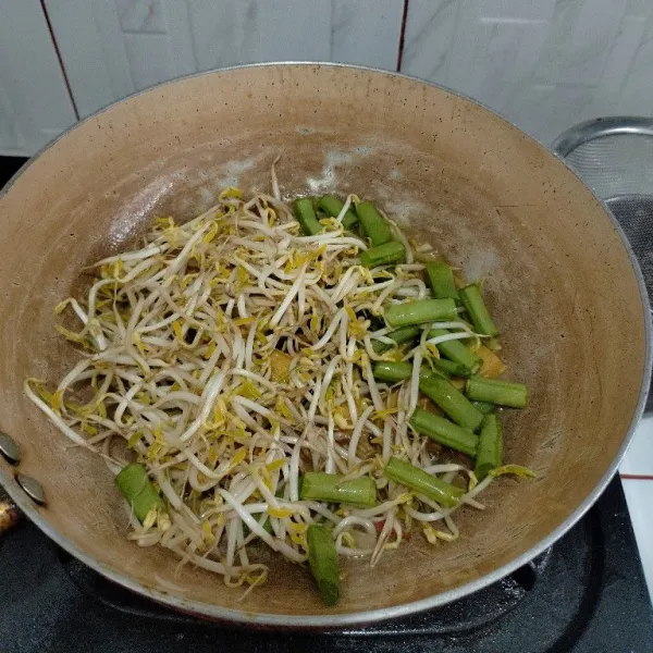 Tambahkan tauge dan buncis, aduk merata.