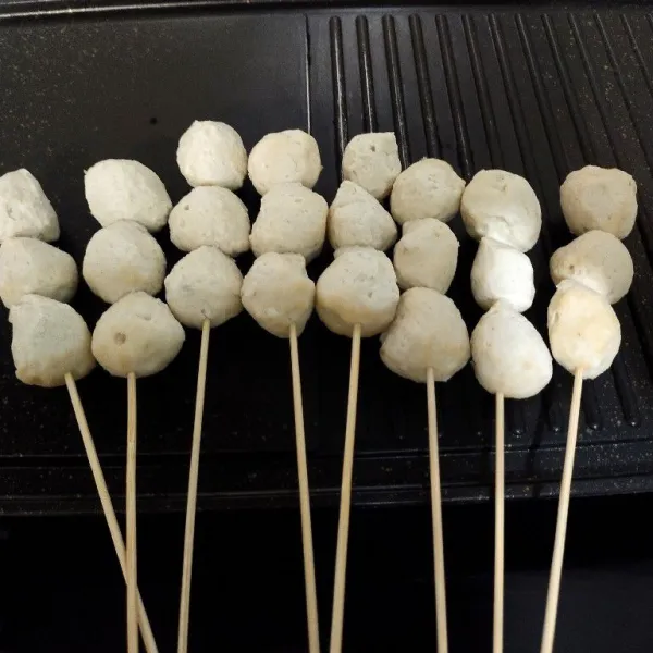 Lelehkan 1 sdm margarin lalu letakkan bakso yang telah ditusuk diatas teflon.