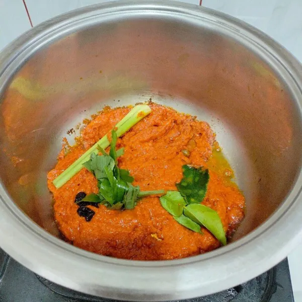 Panaskan minyak lalu tumis bumbu halus hingga wangi lalu masukkan bumbu aromatik.