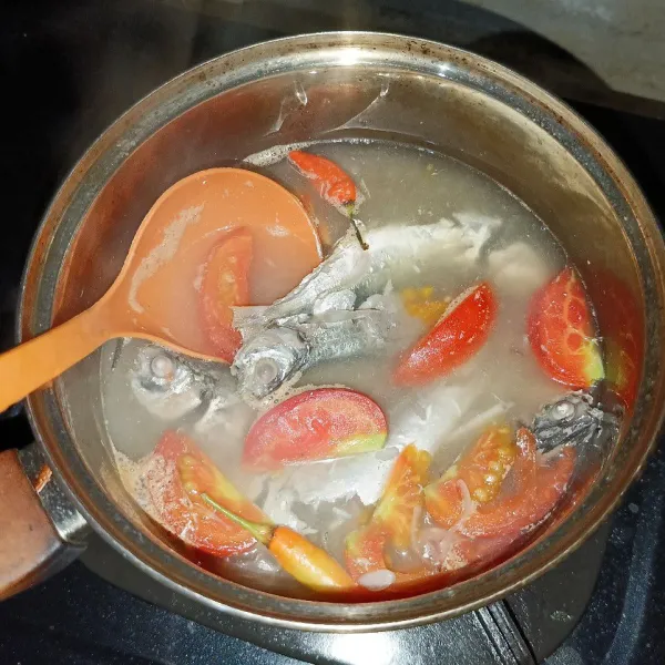 Masak sampai ikan matang, koreksi rasanya dan siap disajikan.