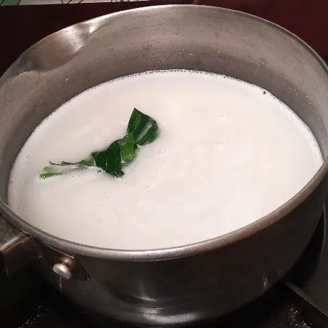 Tambahkan daun pandan. Masak sambil diaduk, sampai mendidih. Angkat, diamkan hingga uap panas hilang.