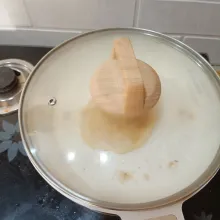 Tutup dan biarkan matang. Setelah air menguap dan berembun. Buka tutup pan. Angkat pancake.