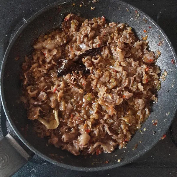 Masak hingga kuah menyusut dan agak kering, sajikan bersama nasi putih hangat