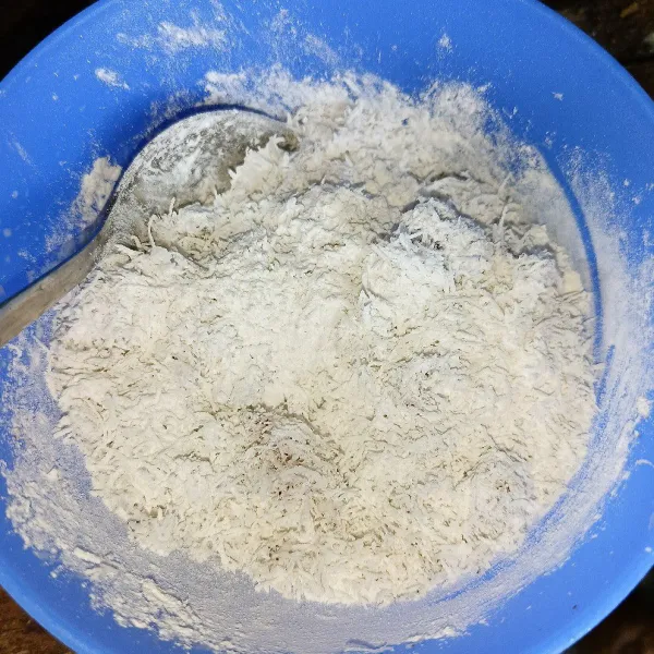 Campur tepung ketan, kelapa parut, garam dan vanili bubuk.