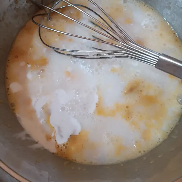 Beri susu atau santan, lalu aduk perlahan dan merata.