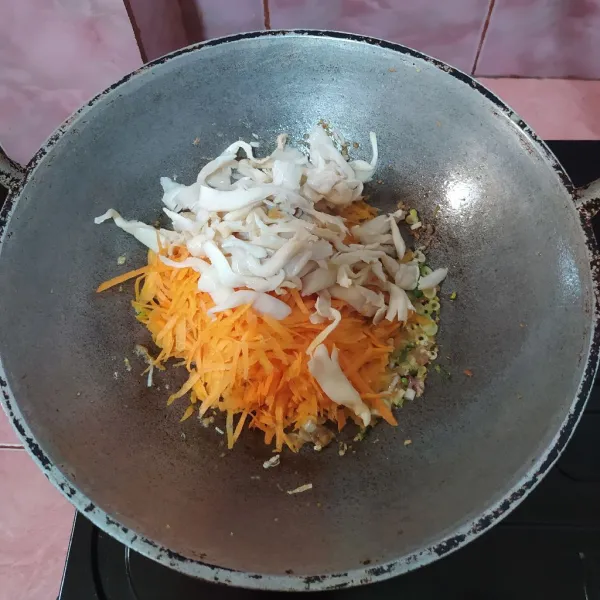 Masukkan wortel dan jamur tiram.