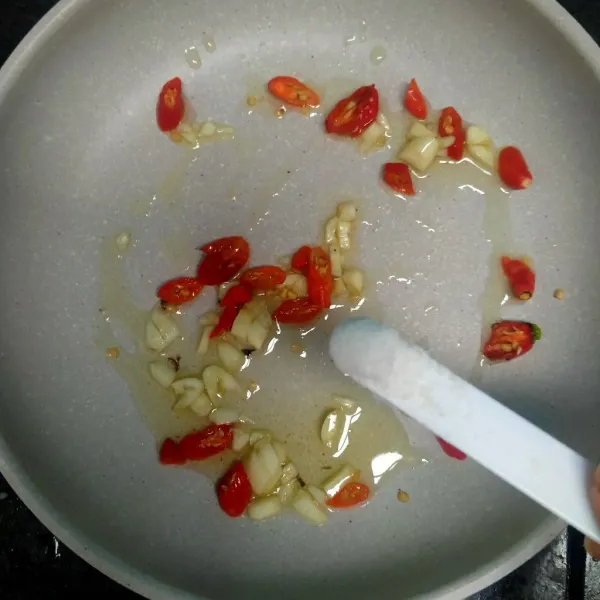 Beri garam, gula pasir dan merica bubuk. Tumis hingga harum.