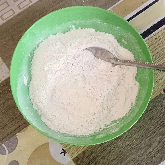 Siapkan wadah, campurkan tepung yang tiga macam tadi aduk merata.