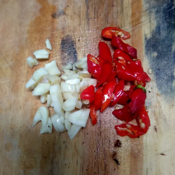 Cincang bawang putih dan iris cabe rawit.