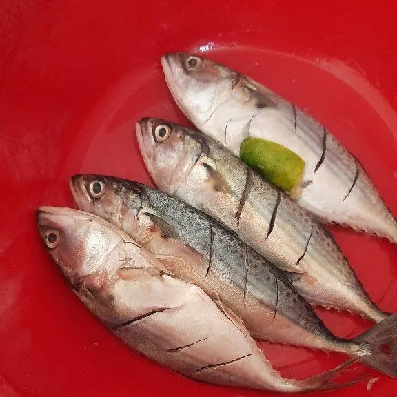 Cuci bersih ikan, kucuri jeruk nipis, diamkan 8 menit, bilas kembali.