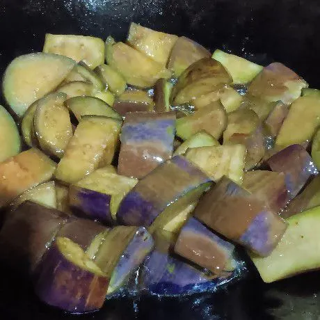 Potong-potong terong ungu, cuci bersih lalu goreng sampai matang.