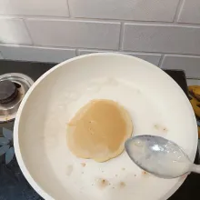 Tips agar hasilnya fluffy, setelah pancake dibalik bisa diberi satu sendok makan air di sisi pan.