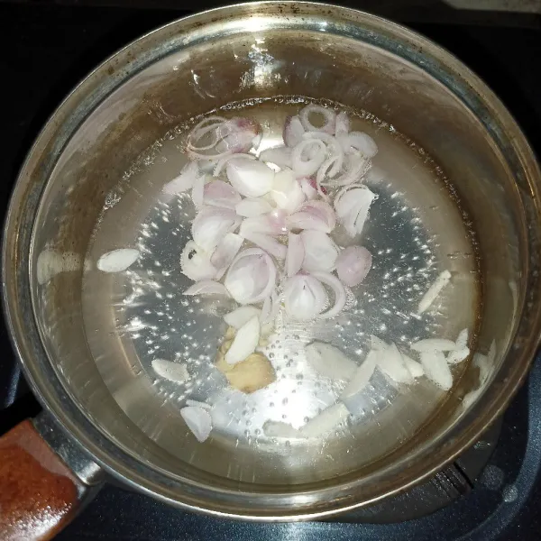 Rebus air, bawang merah, bawang putih dan jahe.