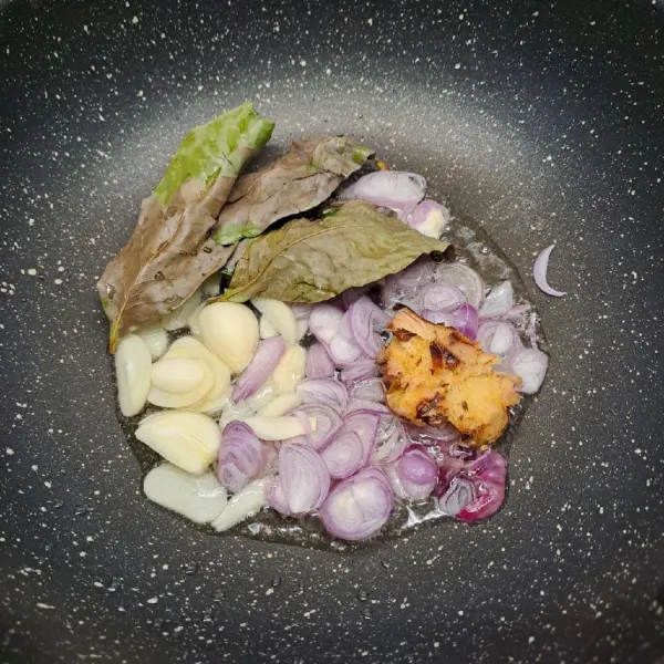 Tumis irisan bawang merah, bawang putih, lengkuas dan daun salam sampai harum dan layu.