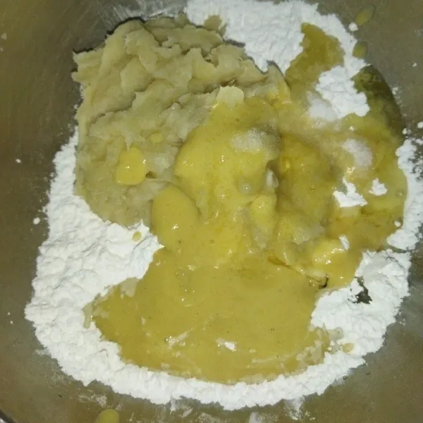 Lalu campur tepung tapioka, garam, adonan biang, dan udang yang sudah diblender, aduk hingga tercampur rata.