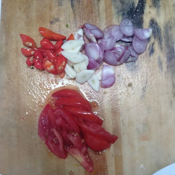 Iris bawang merah, bawang putih, cabe rawit dan tomat.