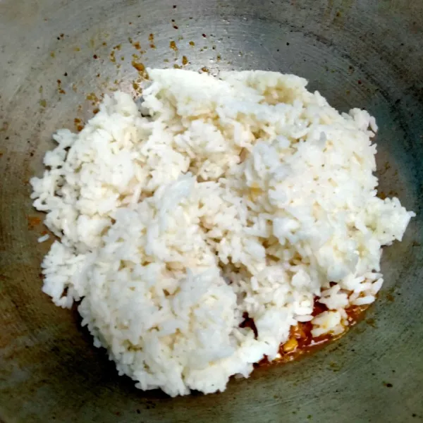 Masukkan nasi, aduk merata.
