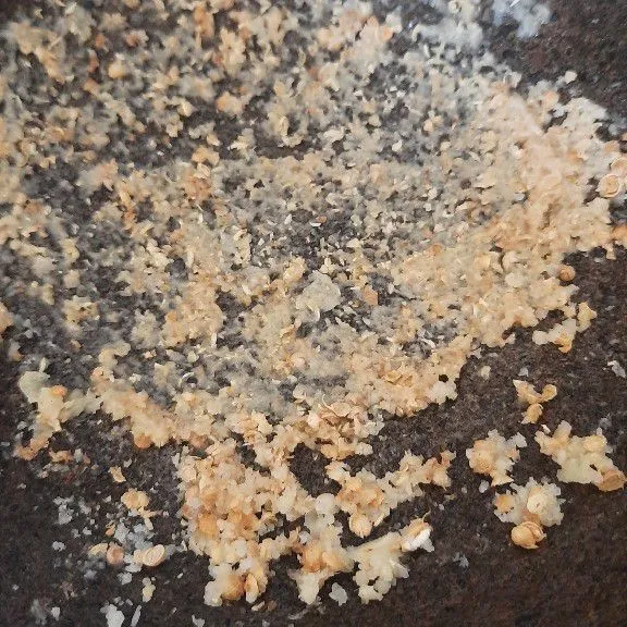Haluskan bawang putih, ketumbar, garam, kemiri.
