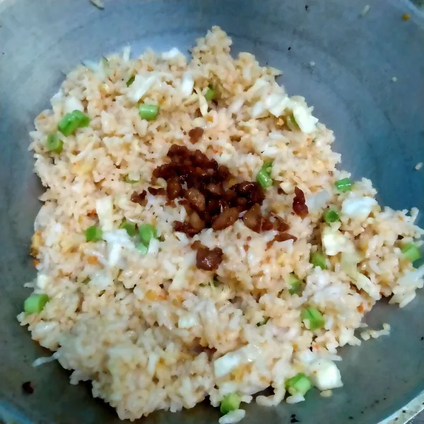 Masukkan kulit ayam yang sudah digoreng.