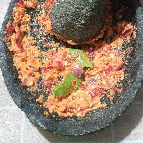 Haluskan bahan bumbu, tambahkan daun jeruk.
