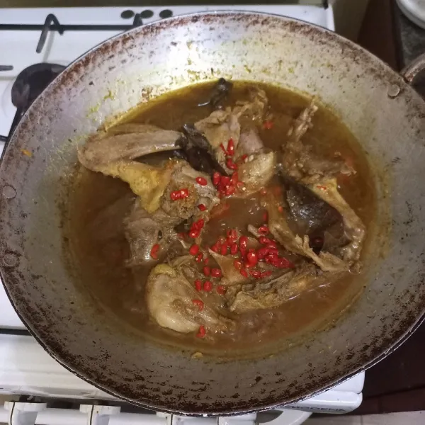 Masukkan irisan cabe merah keriting dan tambahkan air sedikit demi sedikit.